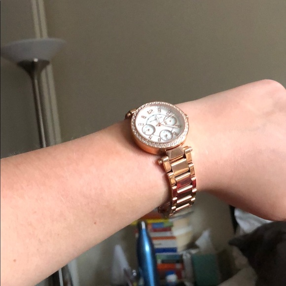 Michael Kors Rose Gold Watch - Picture 4 of 8